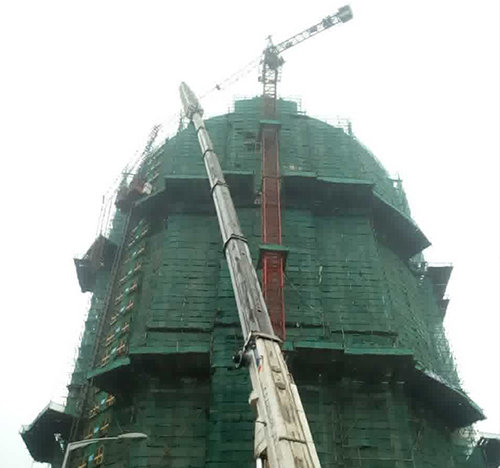 广河吊车在工地上作业